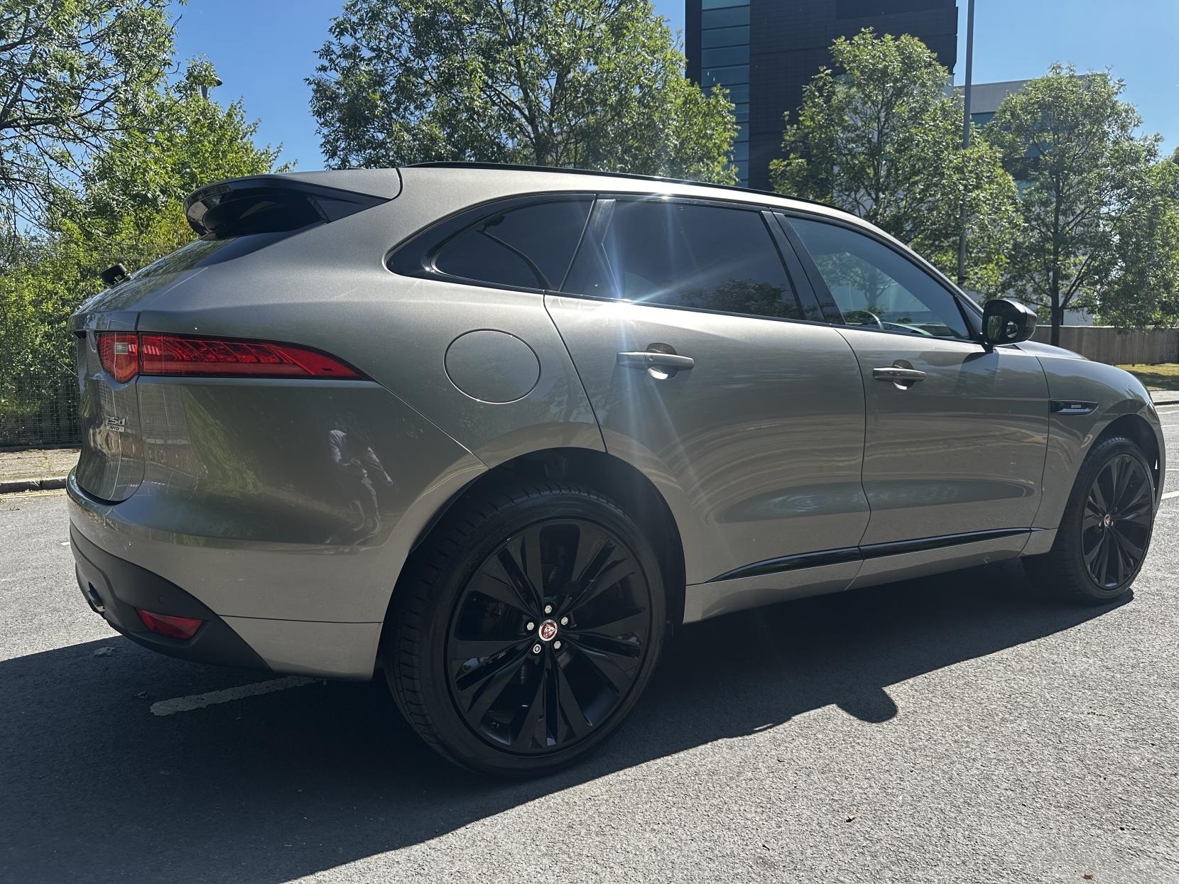 Jaguar F Pace