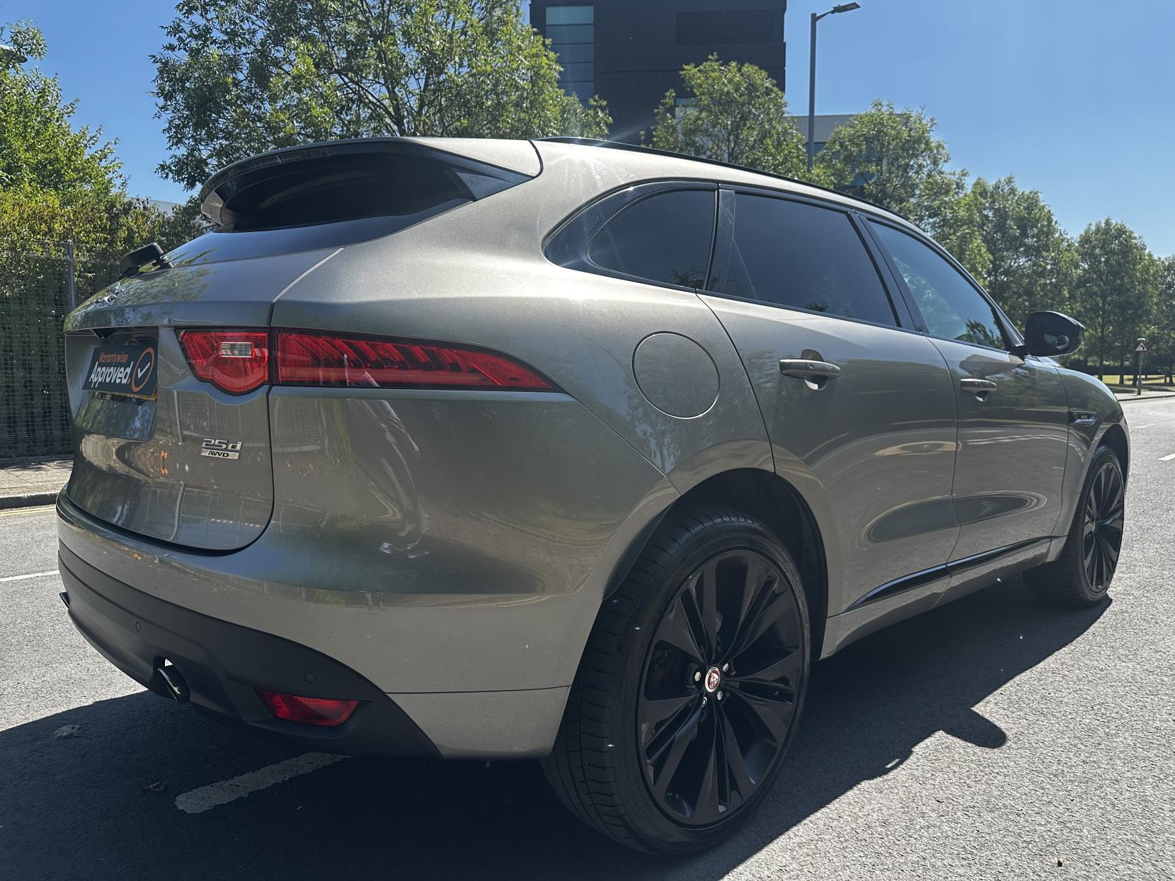 Jaguar F Pace