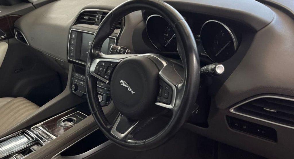 Jaguar F Pace
