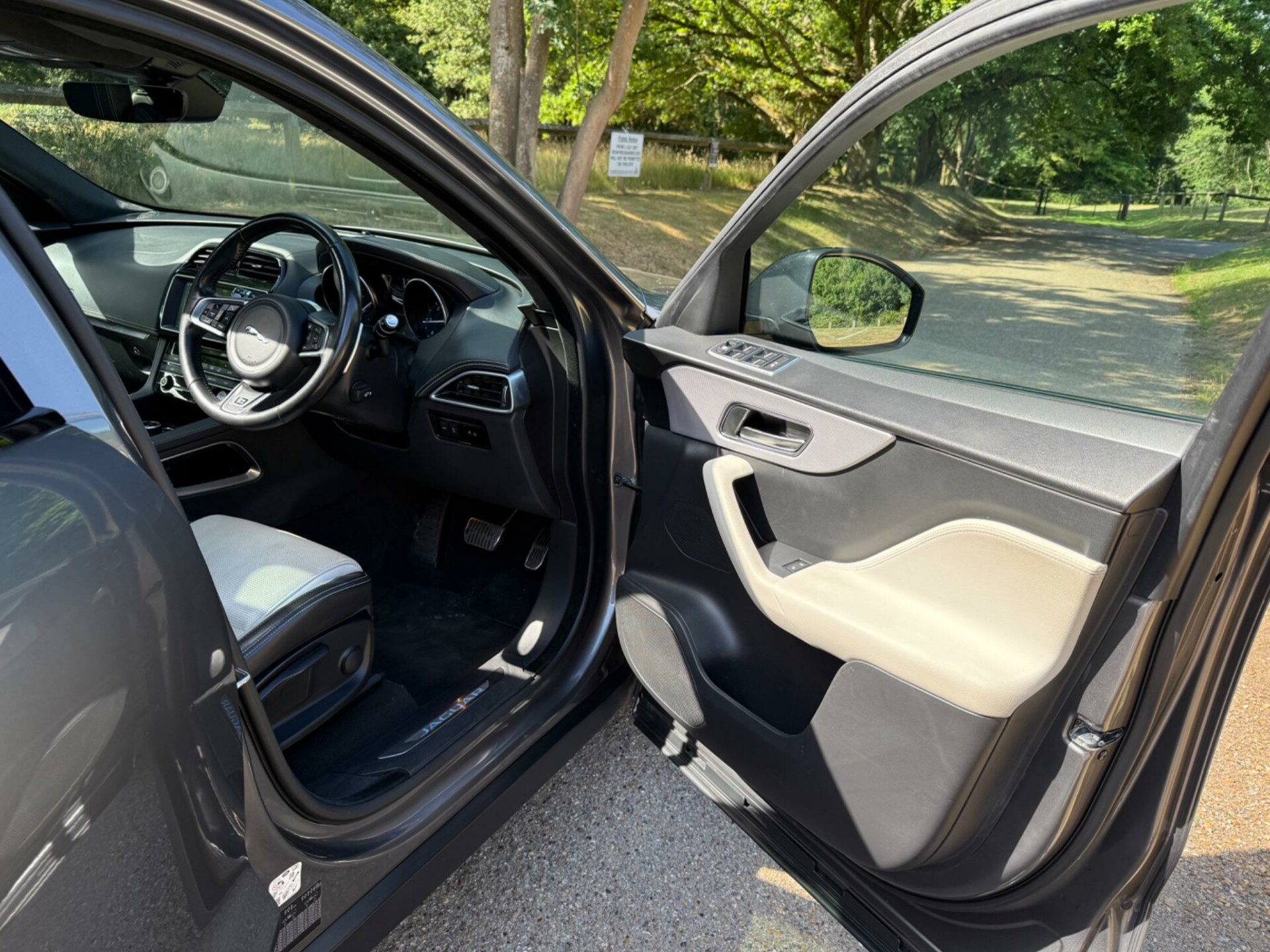 Jaguar F Pace