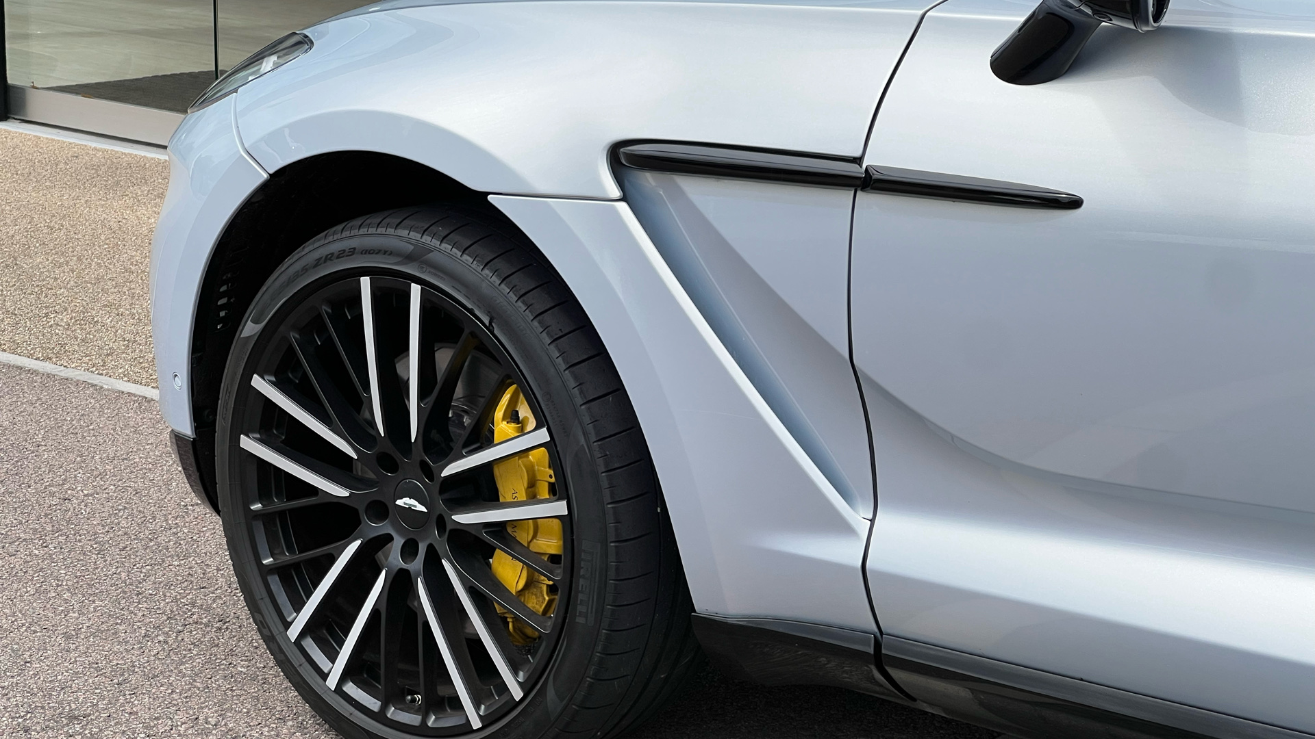 Aston Martin DBX