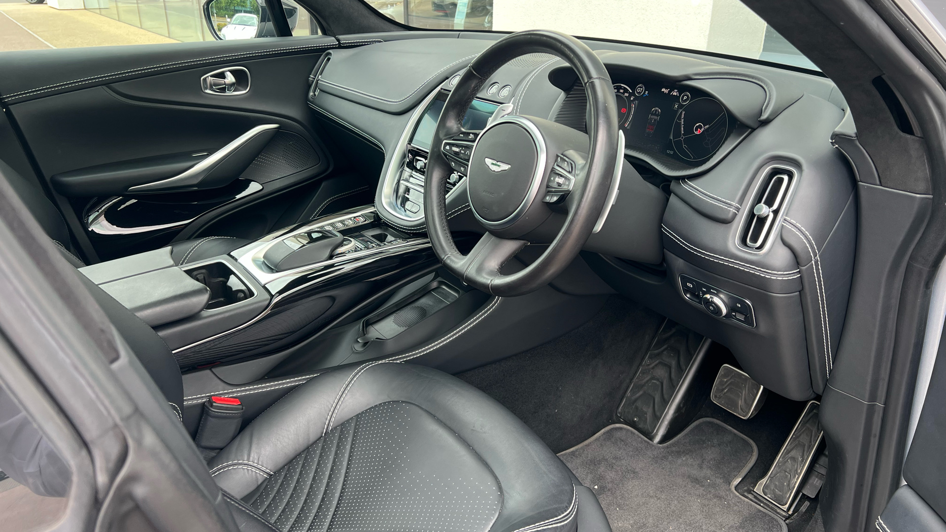 Aston Martin DBX
