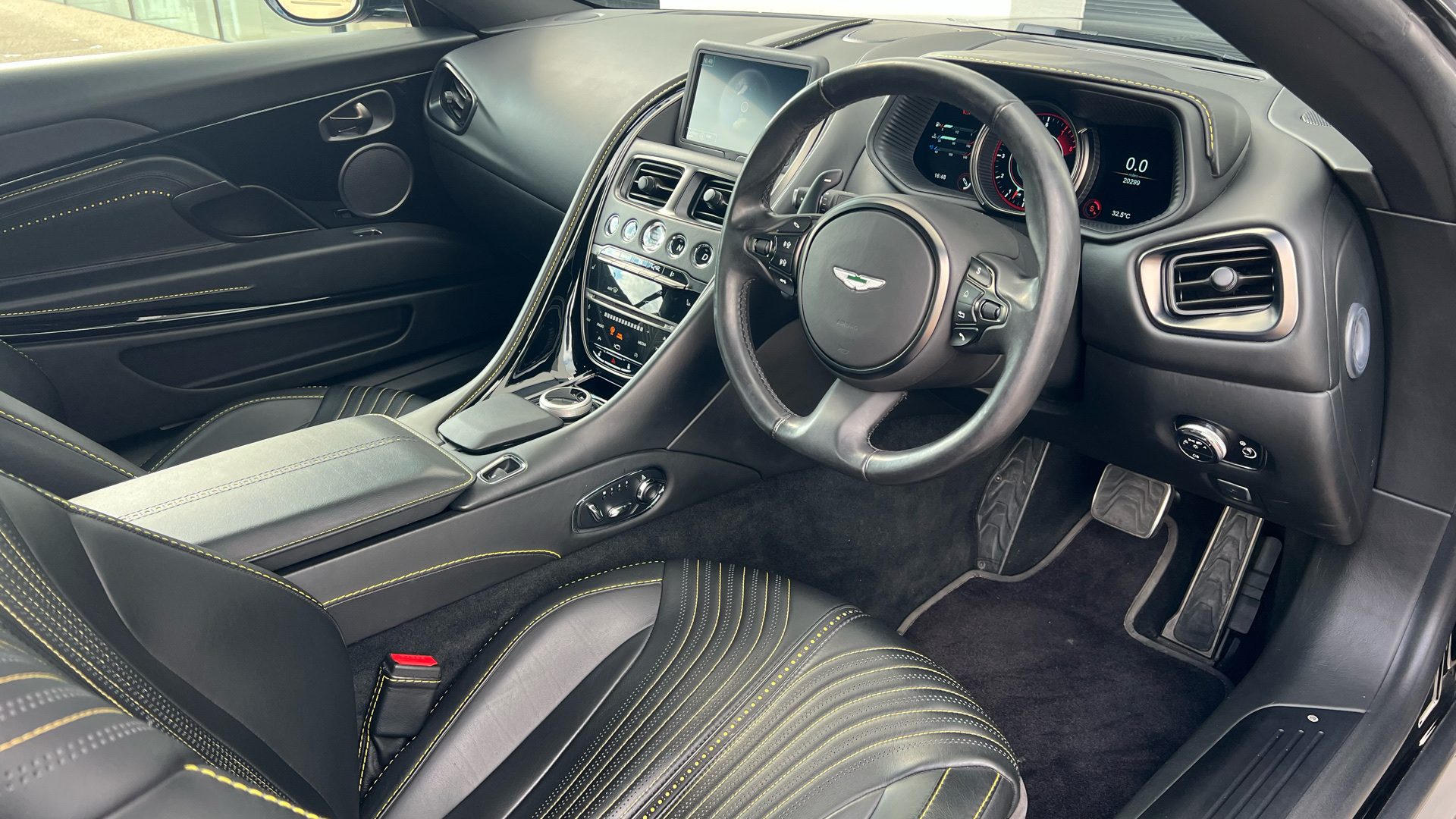 Aston Martin DB11