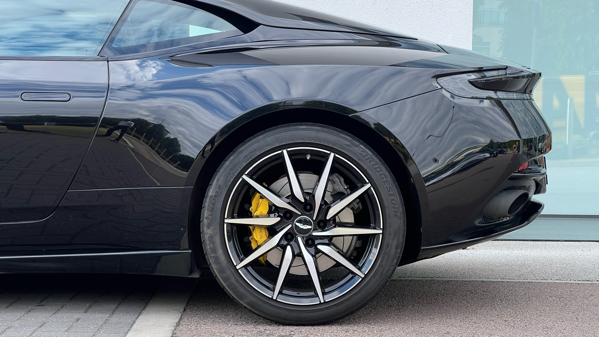 Aston Martin DB11