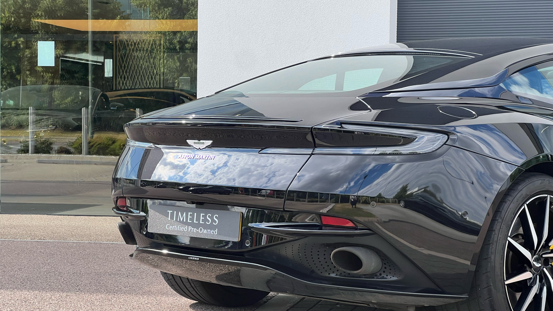 Aston Martin DB11