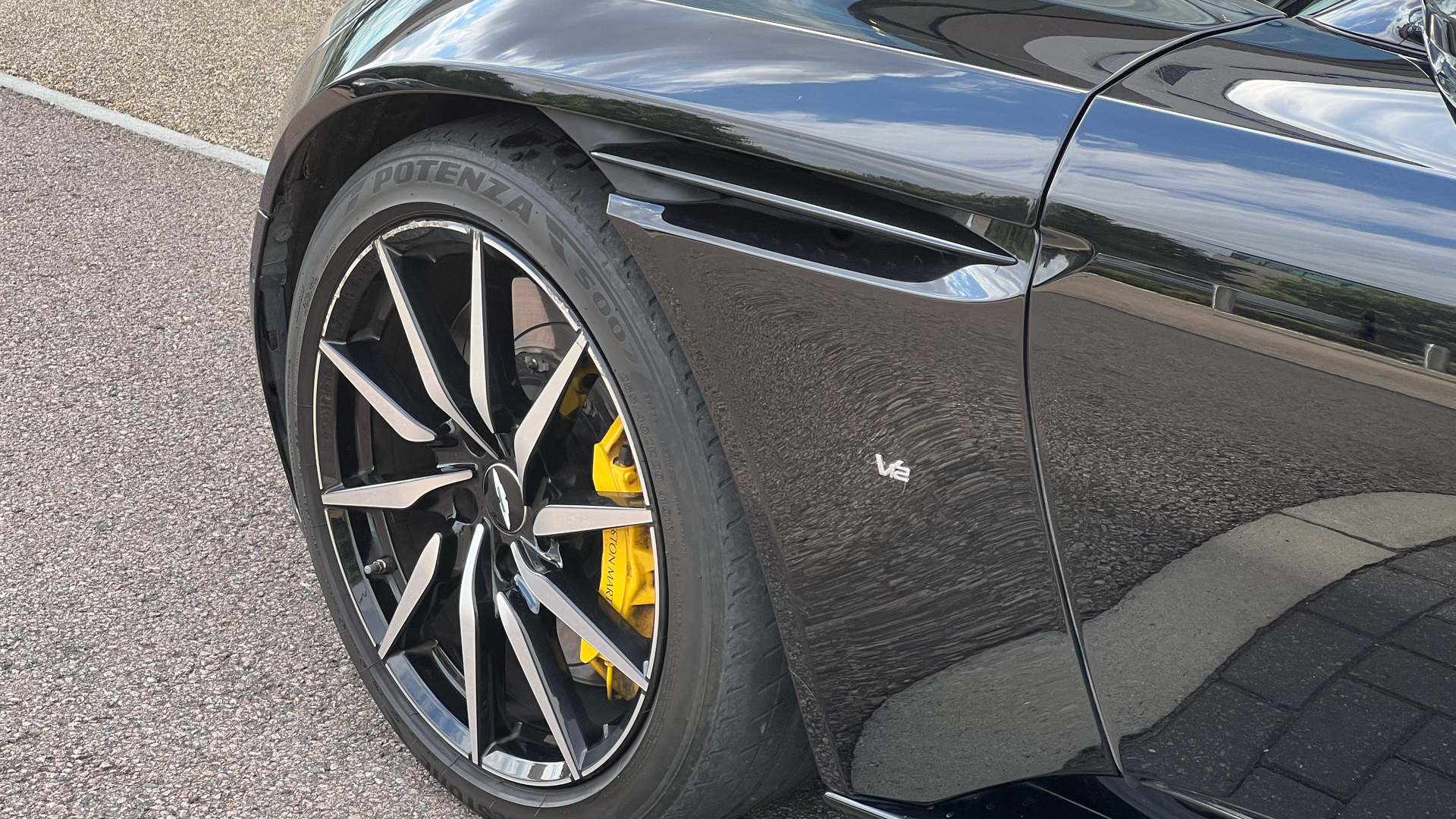 Aston Martin DB11