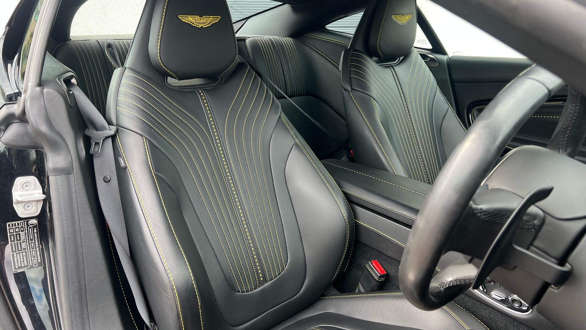 Aston Martin DB11