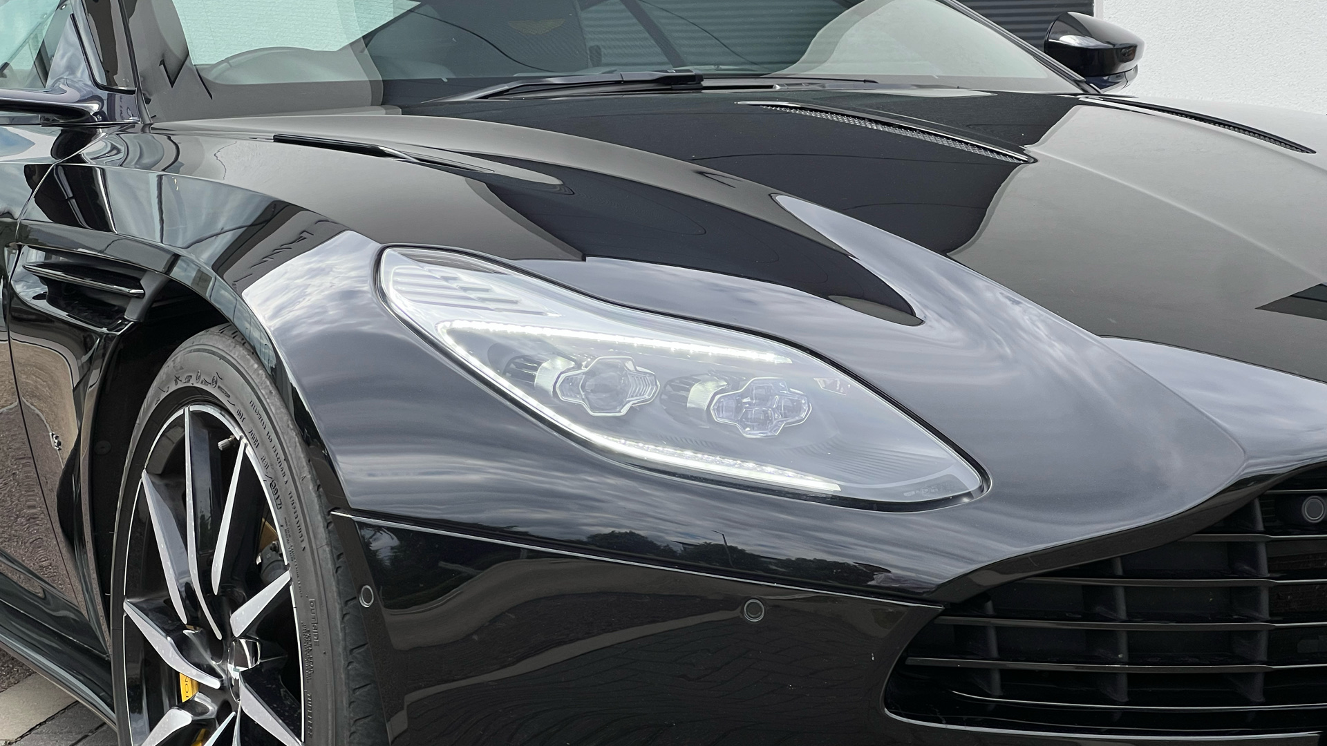 Aston Martin DB11