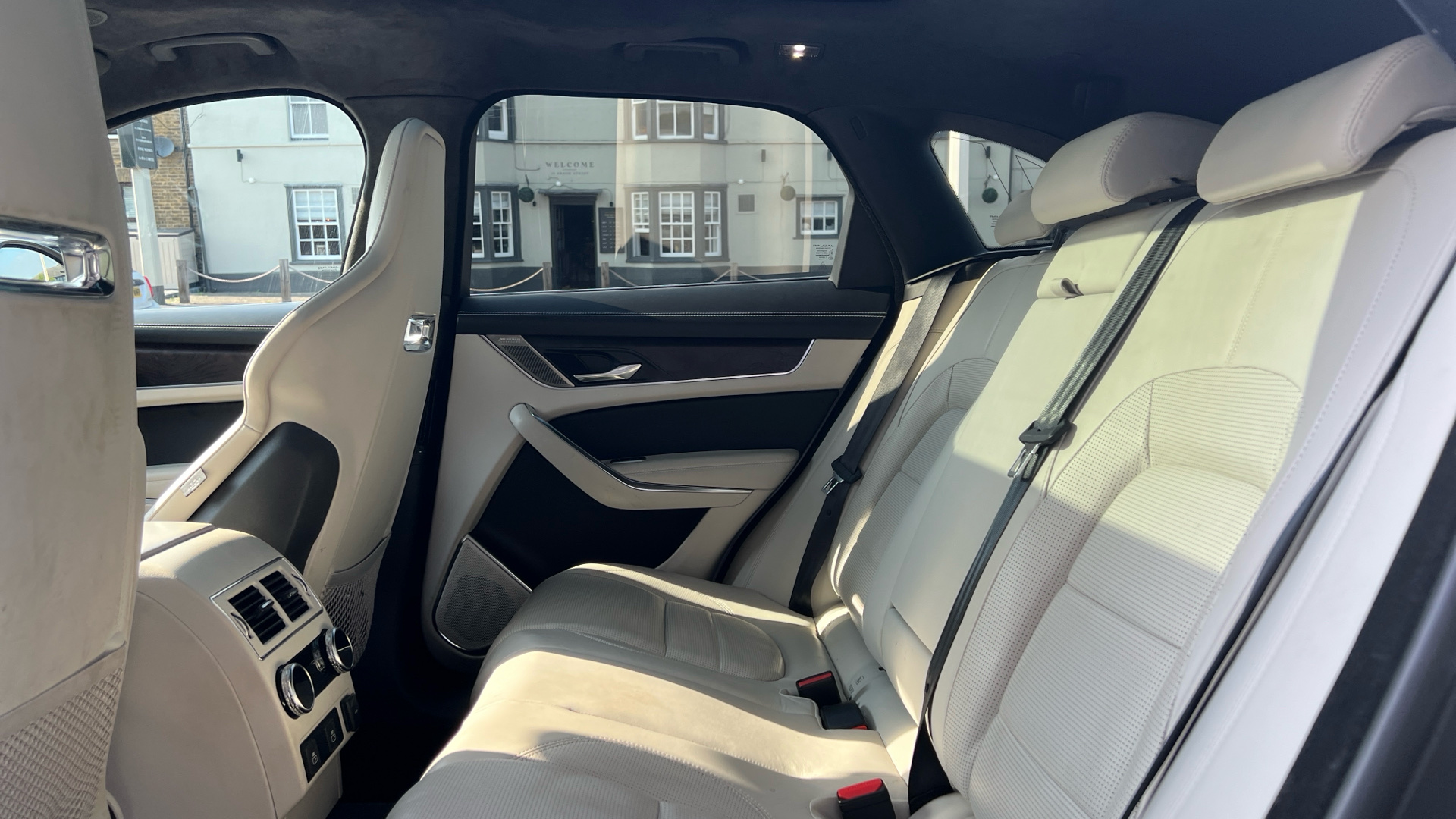 Jaguar F Pace
