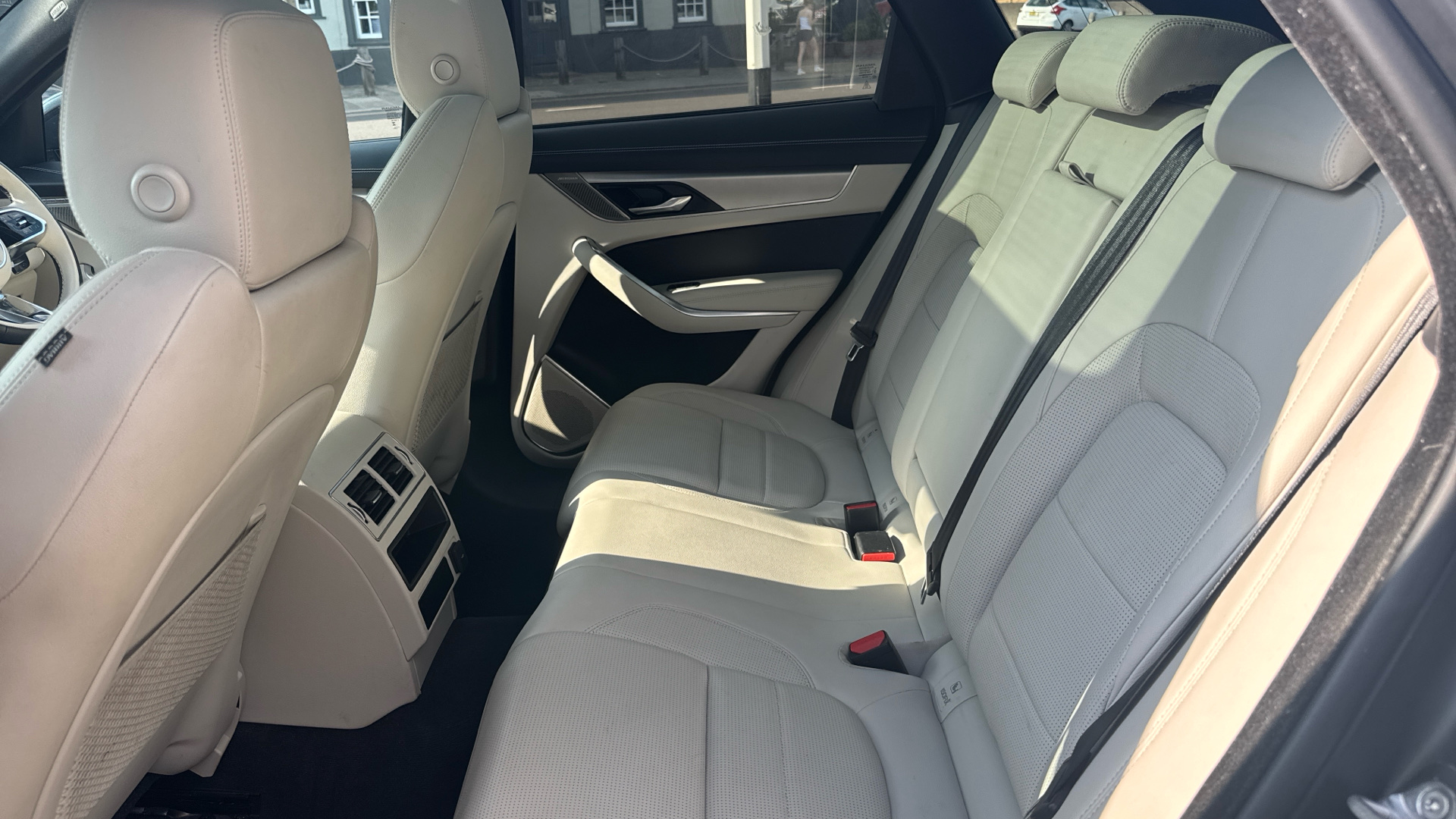 Jaguar F Pace