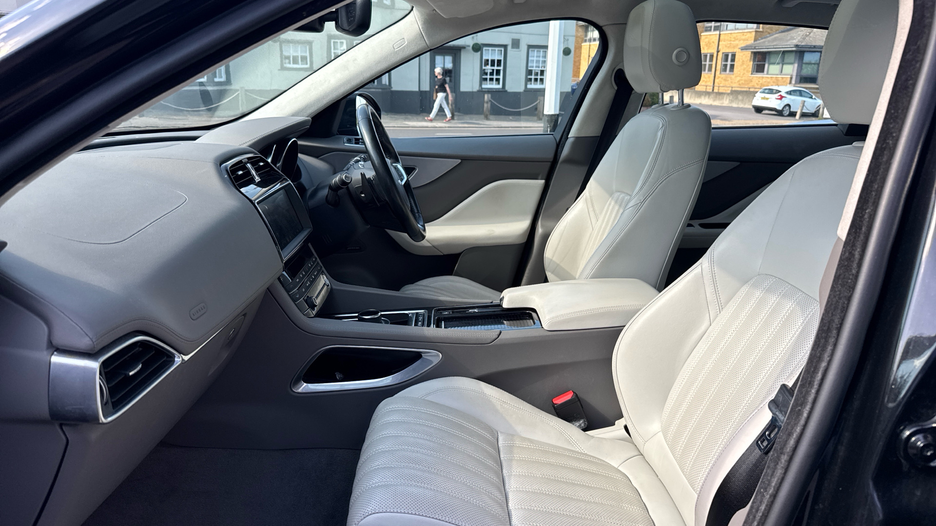 Jaguar F Pace
