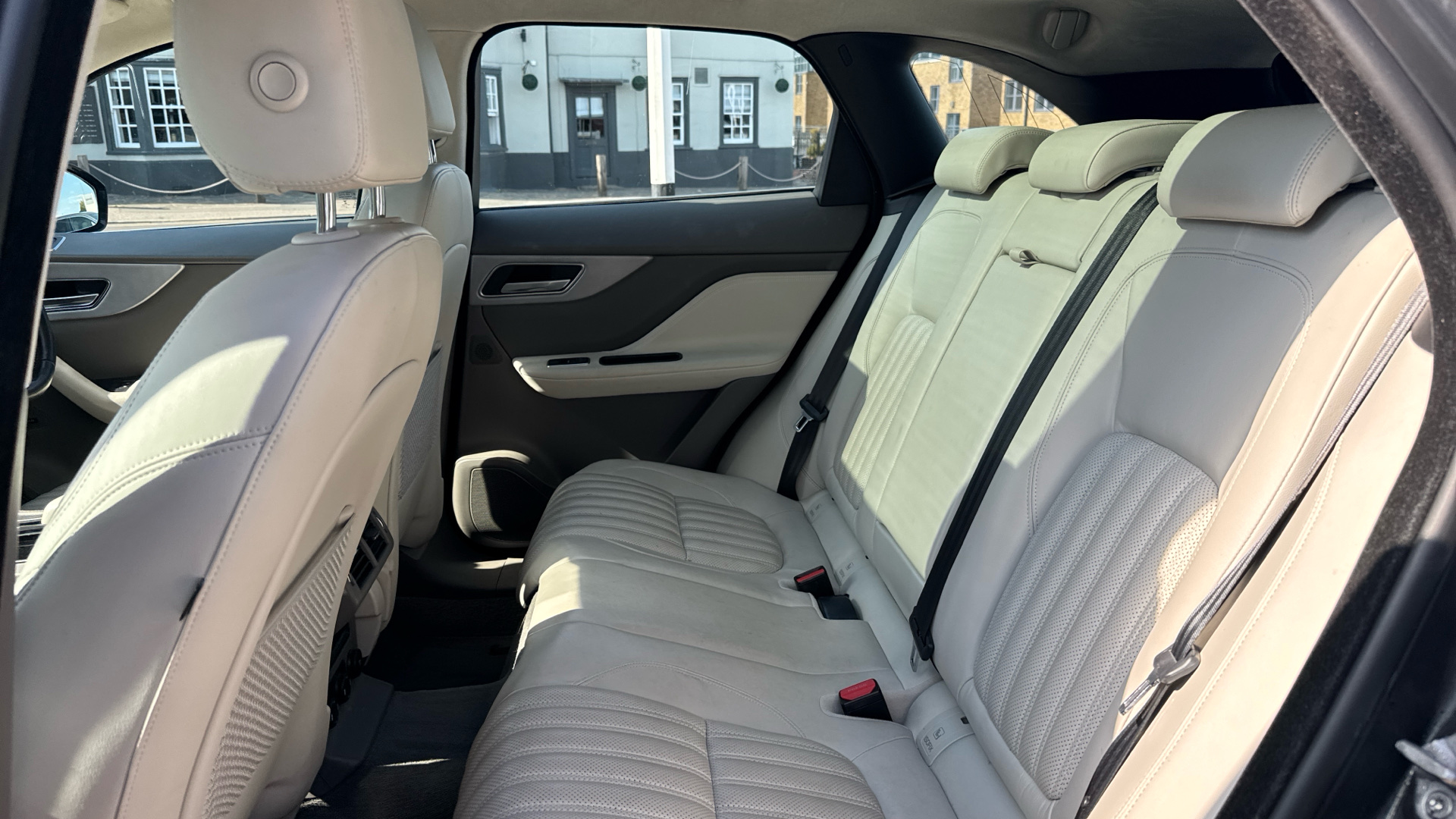 Jaguar F Pace