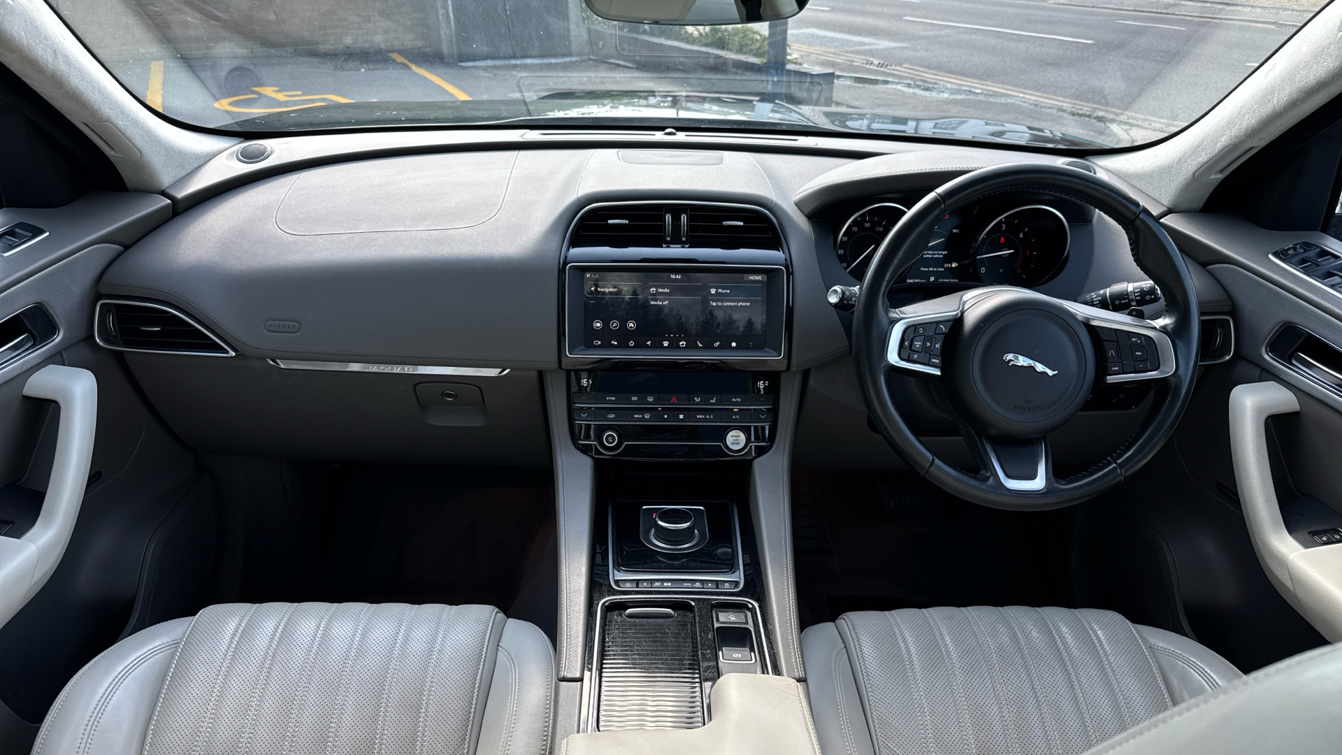 Jaguar F Pace