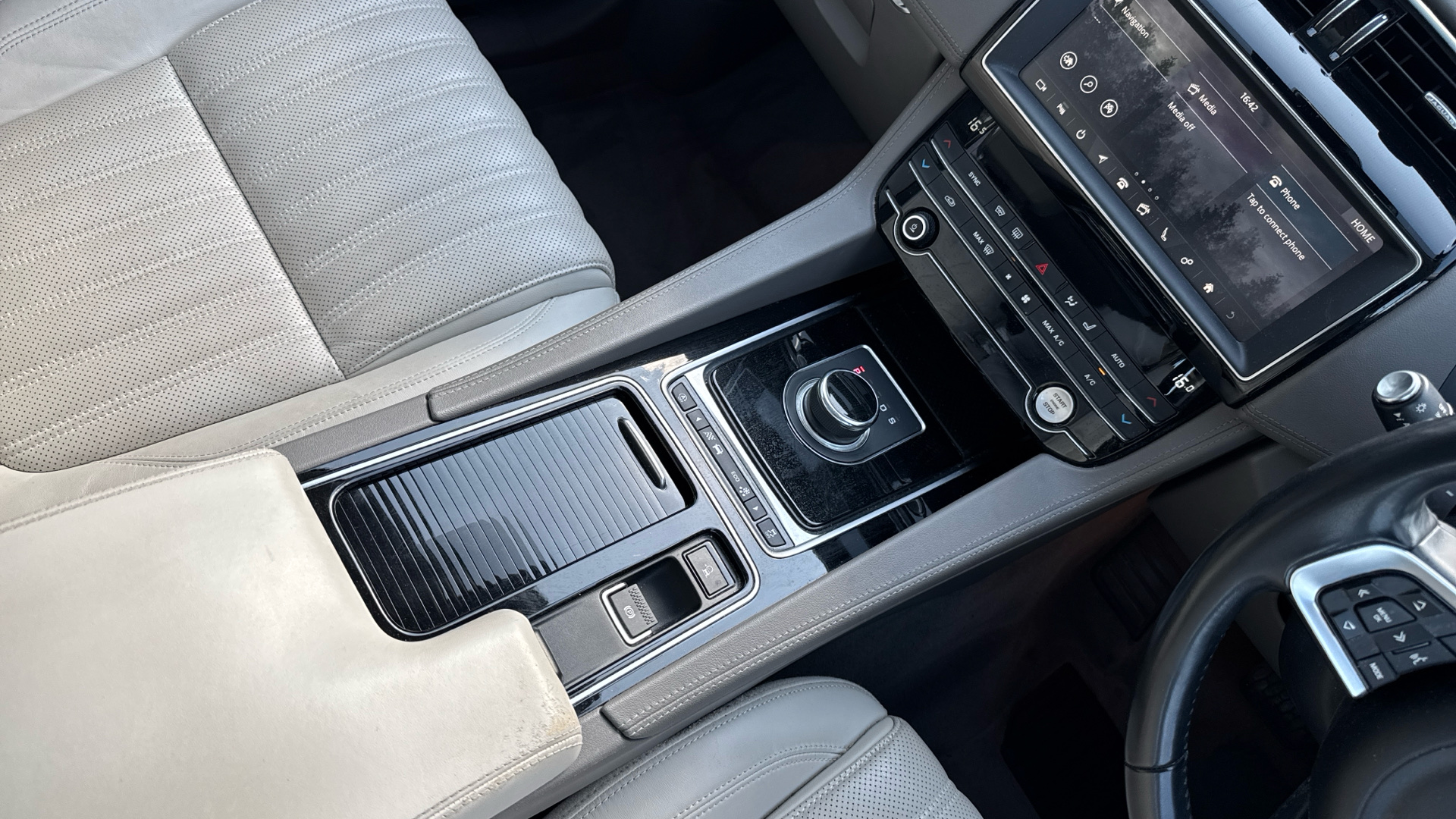 Jaguar F Pace