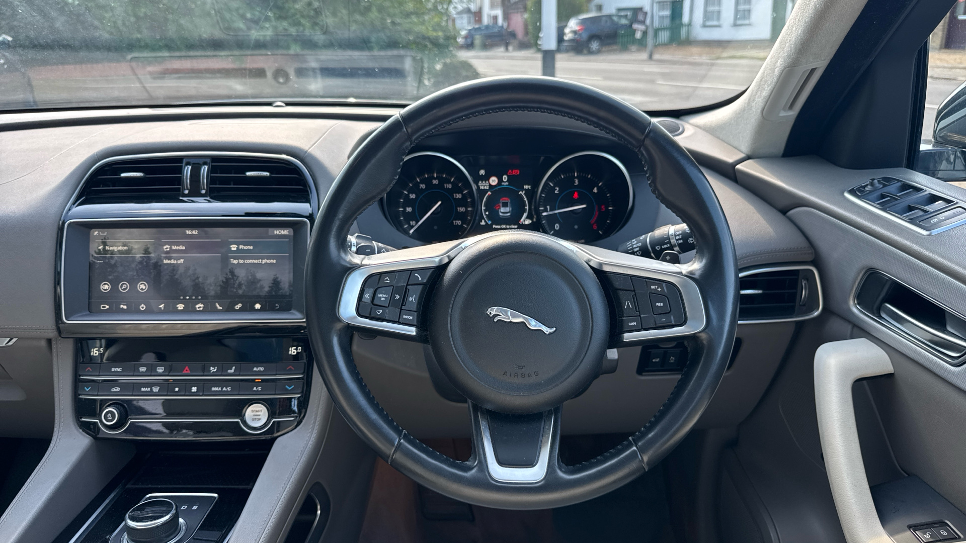 Jaguar F Pace