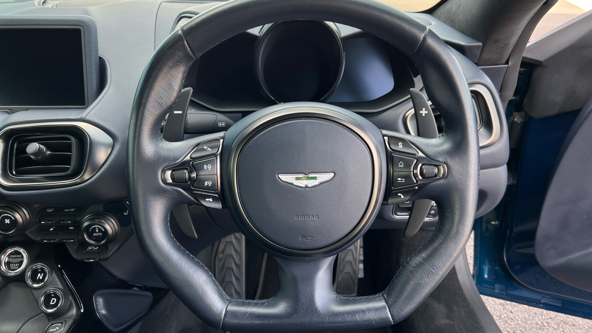 Aston Martin V8