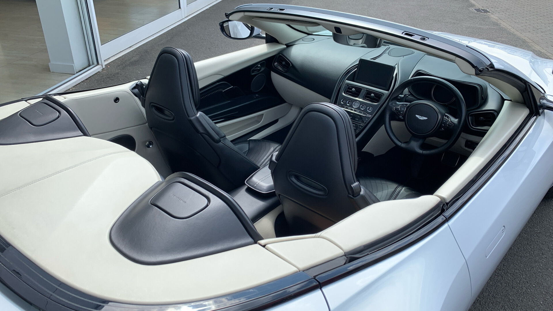 Aston Martin DB11