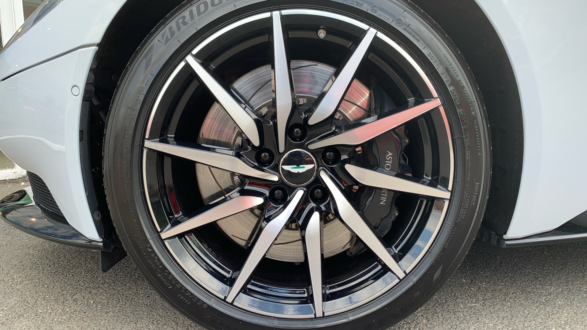 Aston Martin DB11