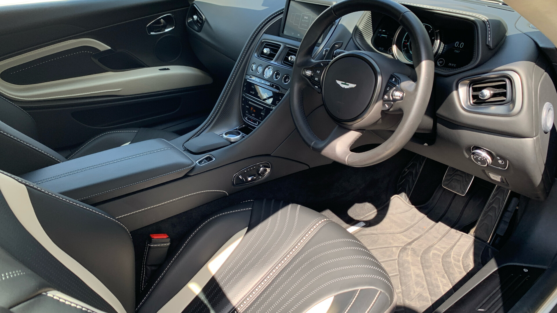 Aston Martin DB11