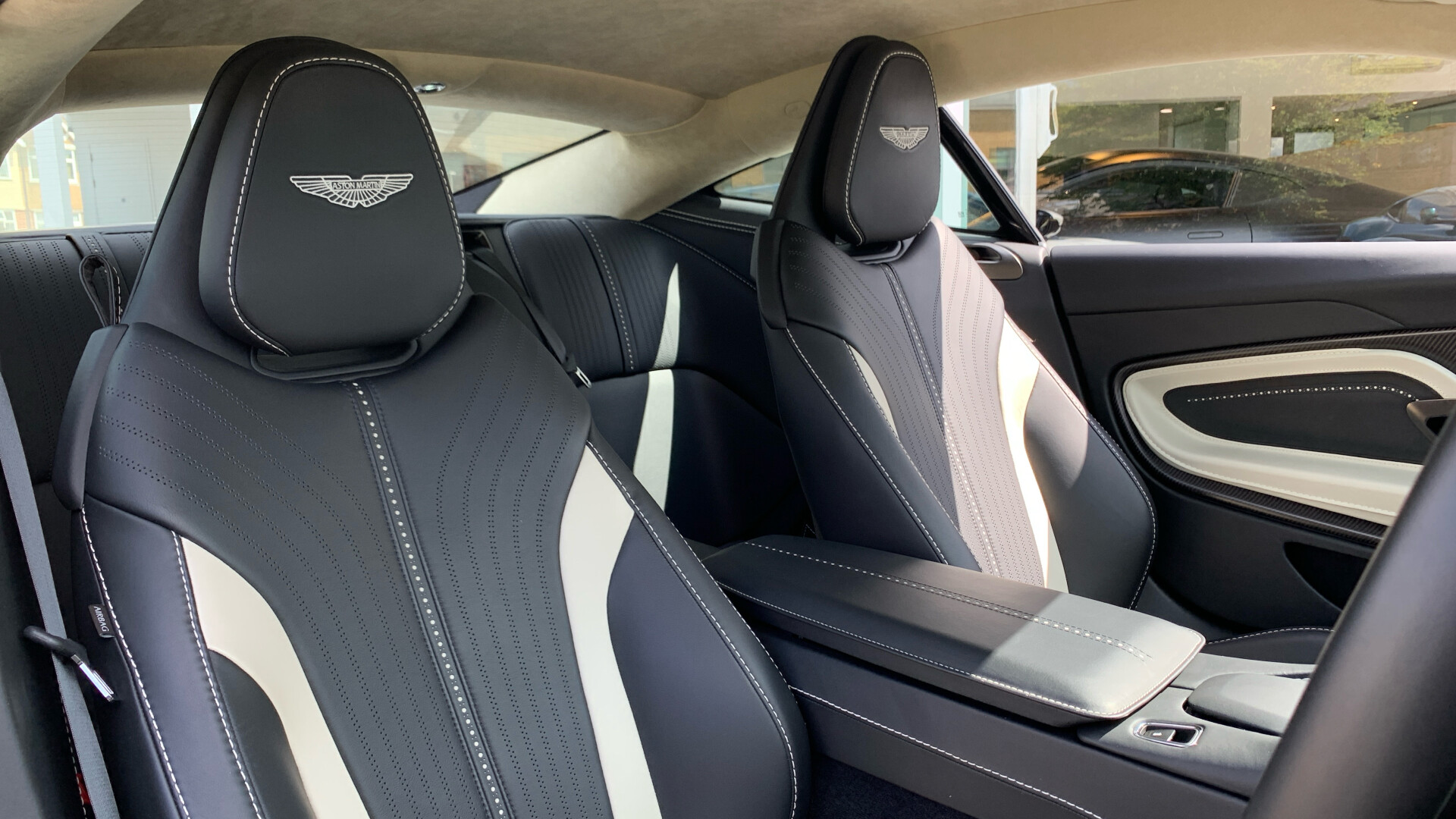 Aston Martin DB11