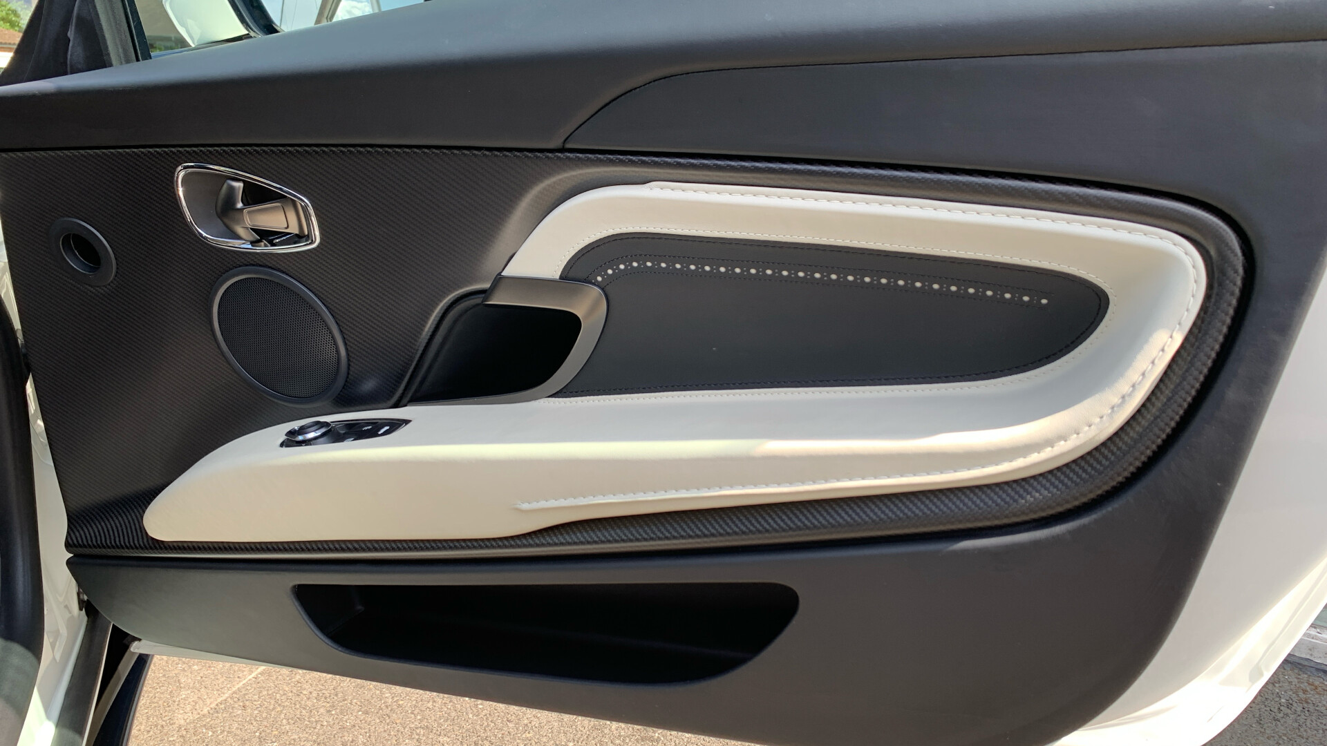 Aston Martin DB11