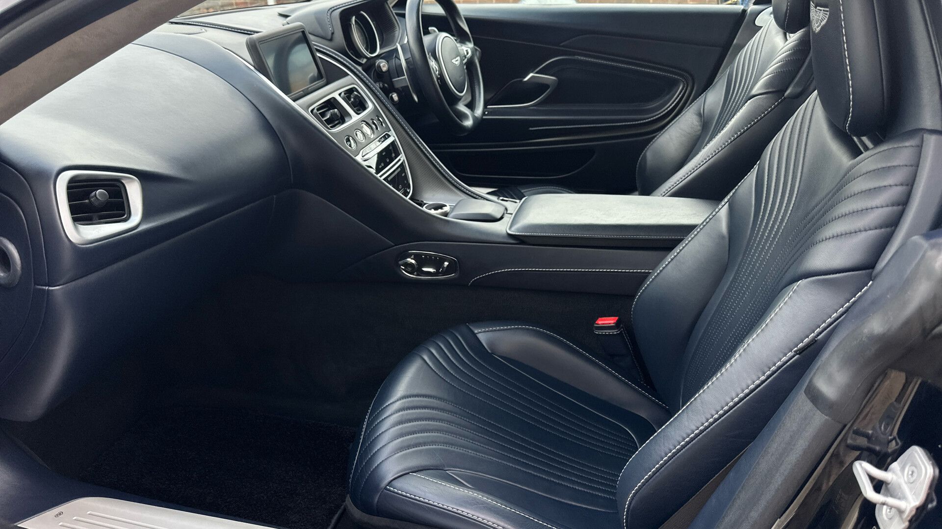 Aston Martin DB11