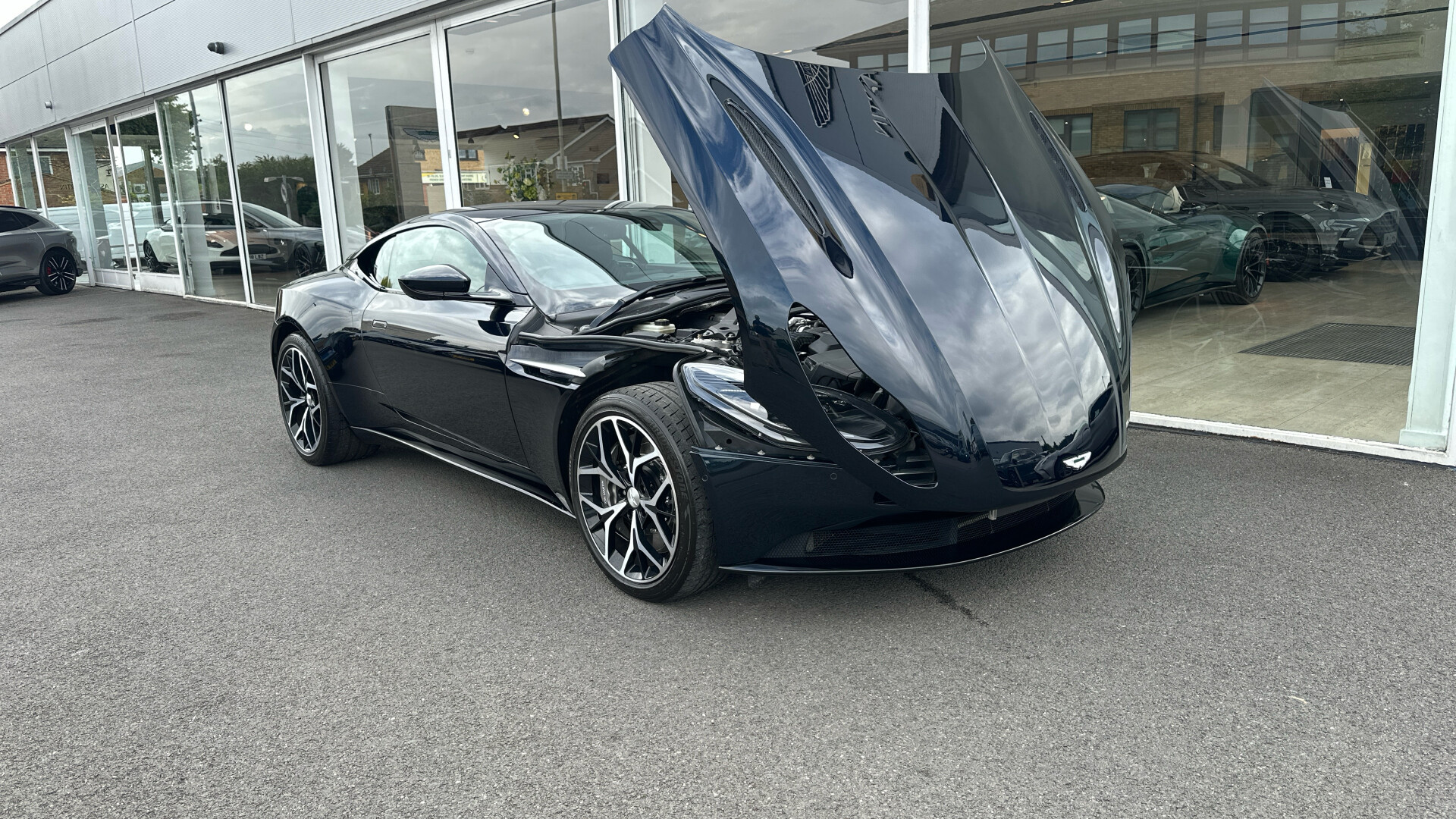 Aston Martin DB11