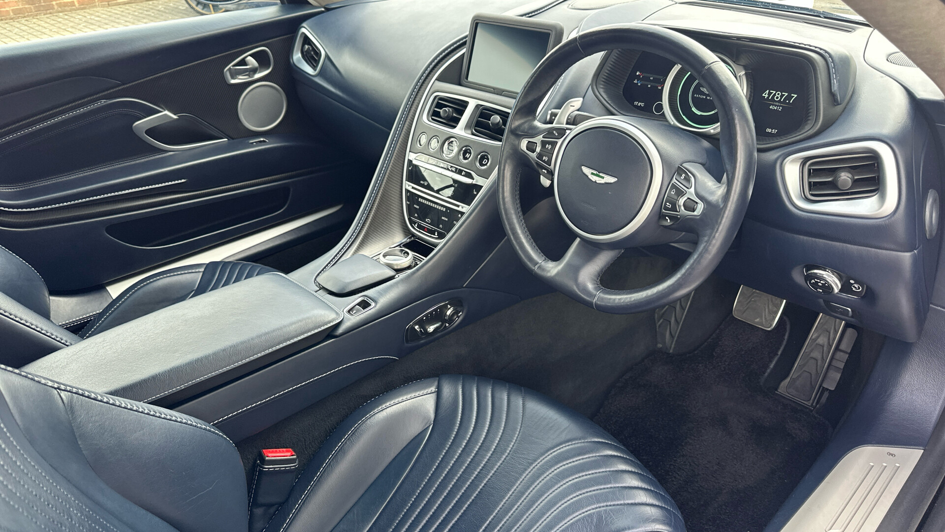 Aston Martin DB11