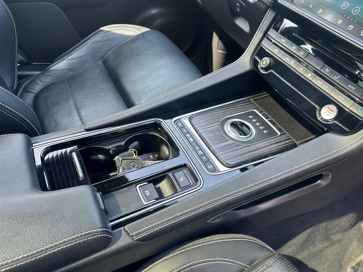 Jaguar F Pace