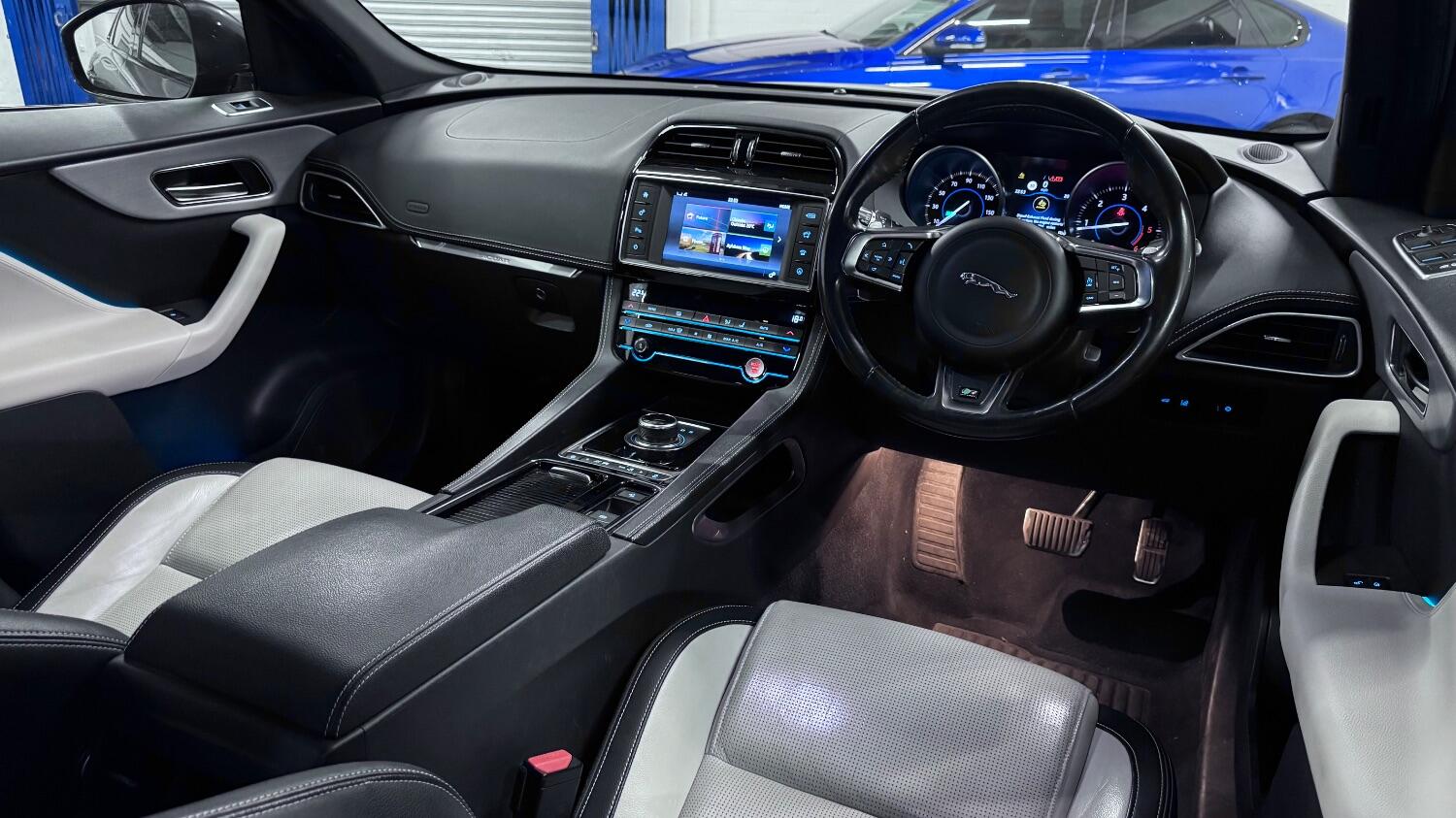Jaguar F Pace