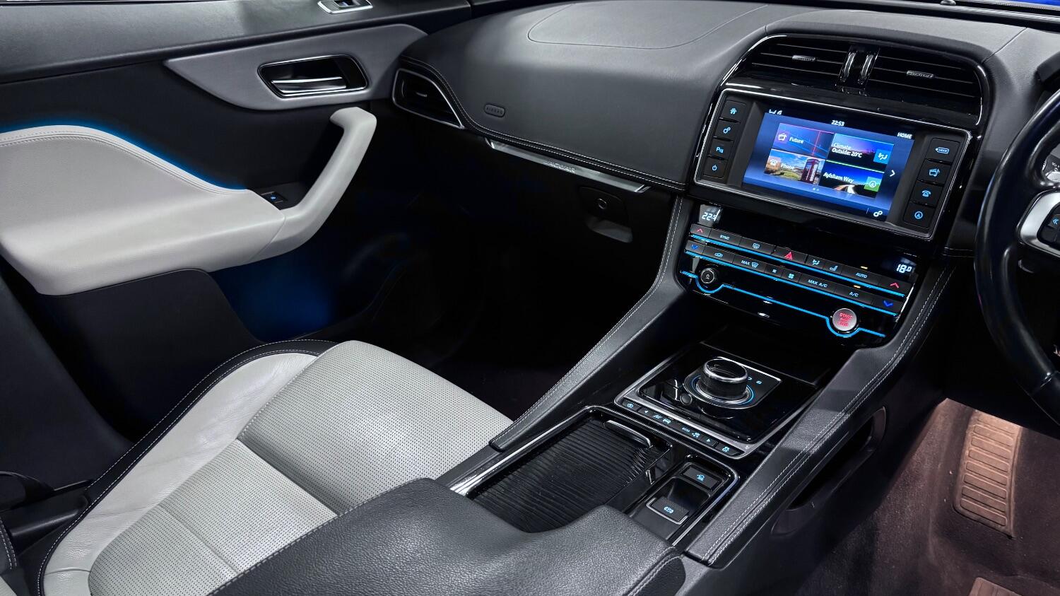 Jaguar F Pace