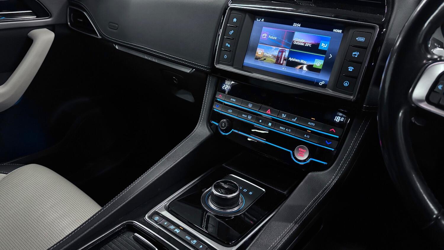 Jaguar F Pace