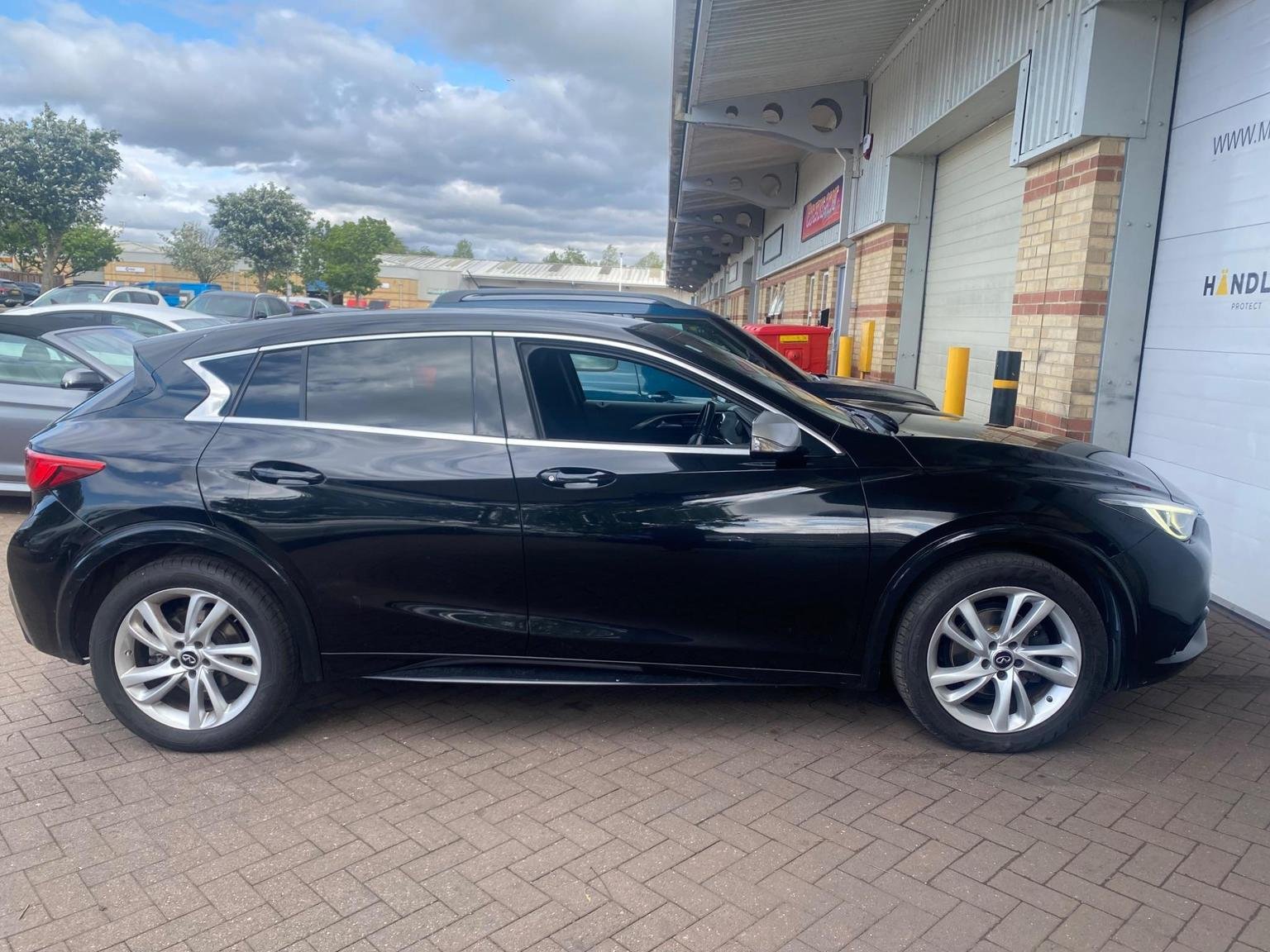 Infiniti Q30