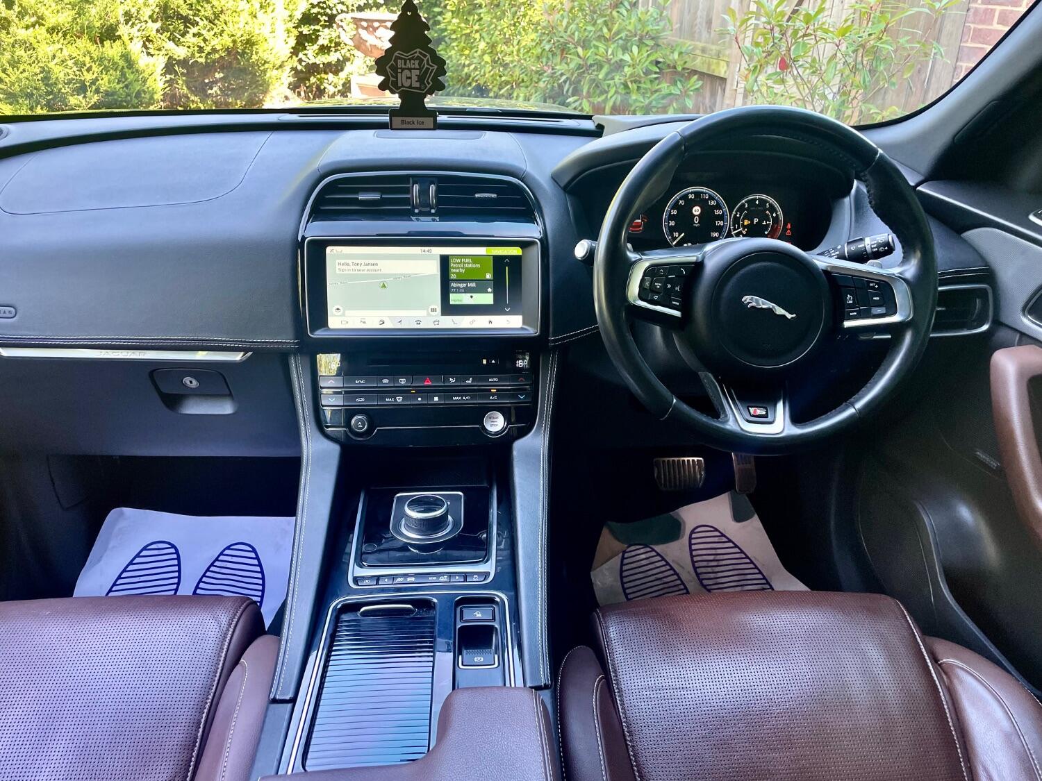 Jaguar F Pace