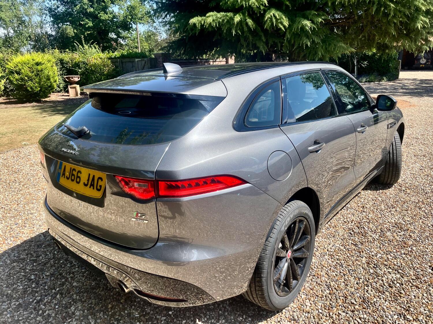 Jaguar F Pace