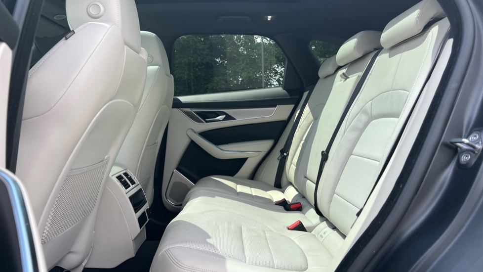 Jaguar F Pace