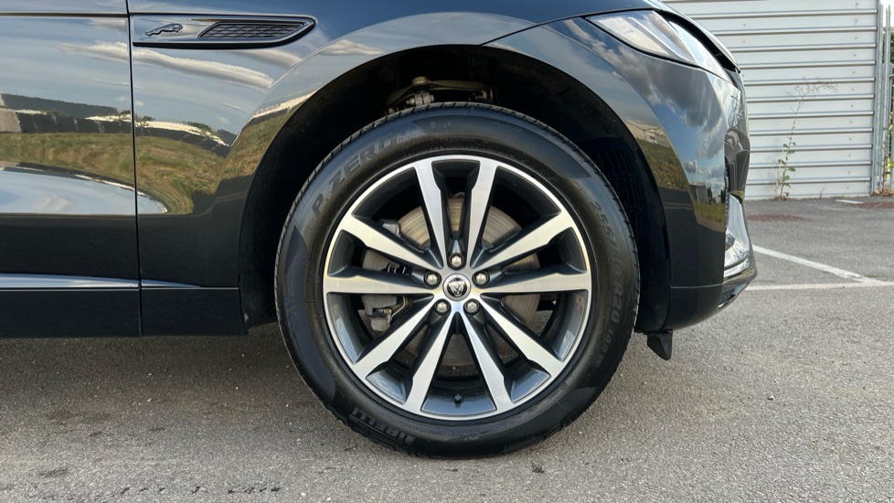 Jaguar F Pace