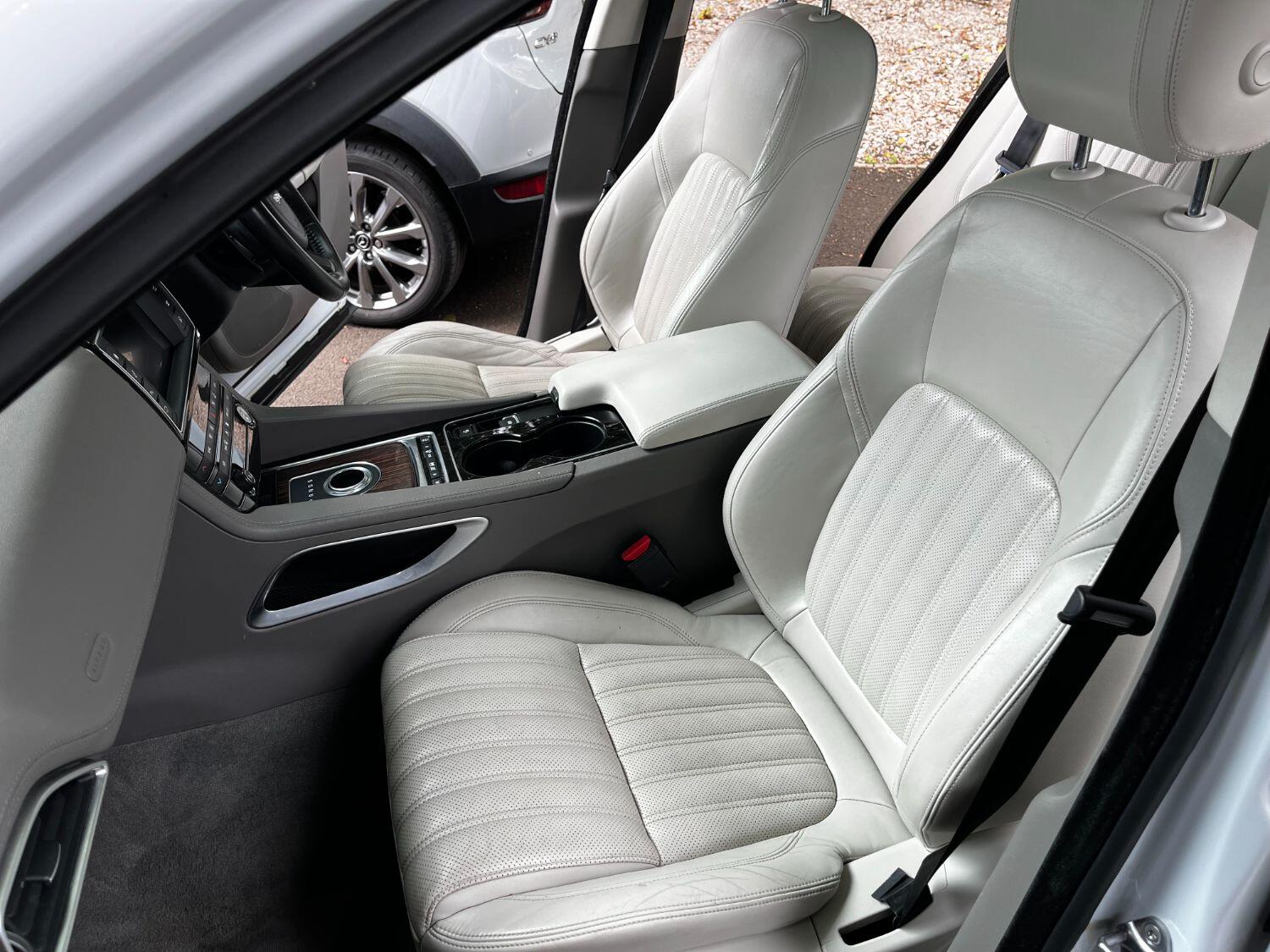 Jaguar F Pace