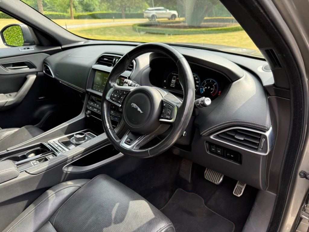 Jaguar F Pace