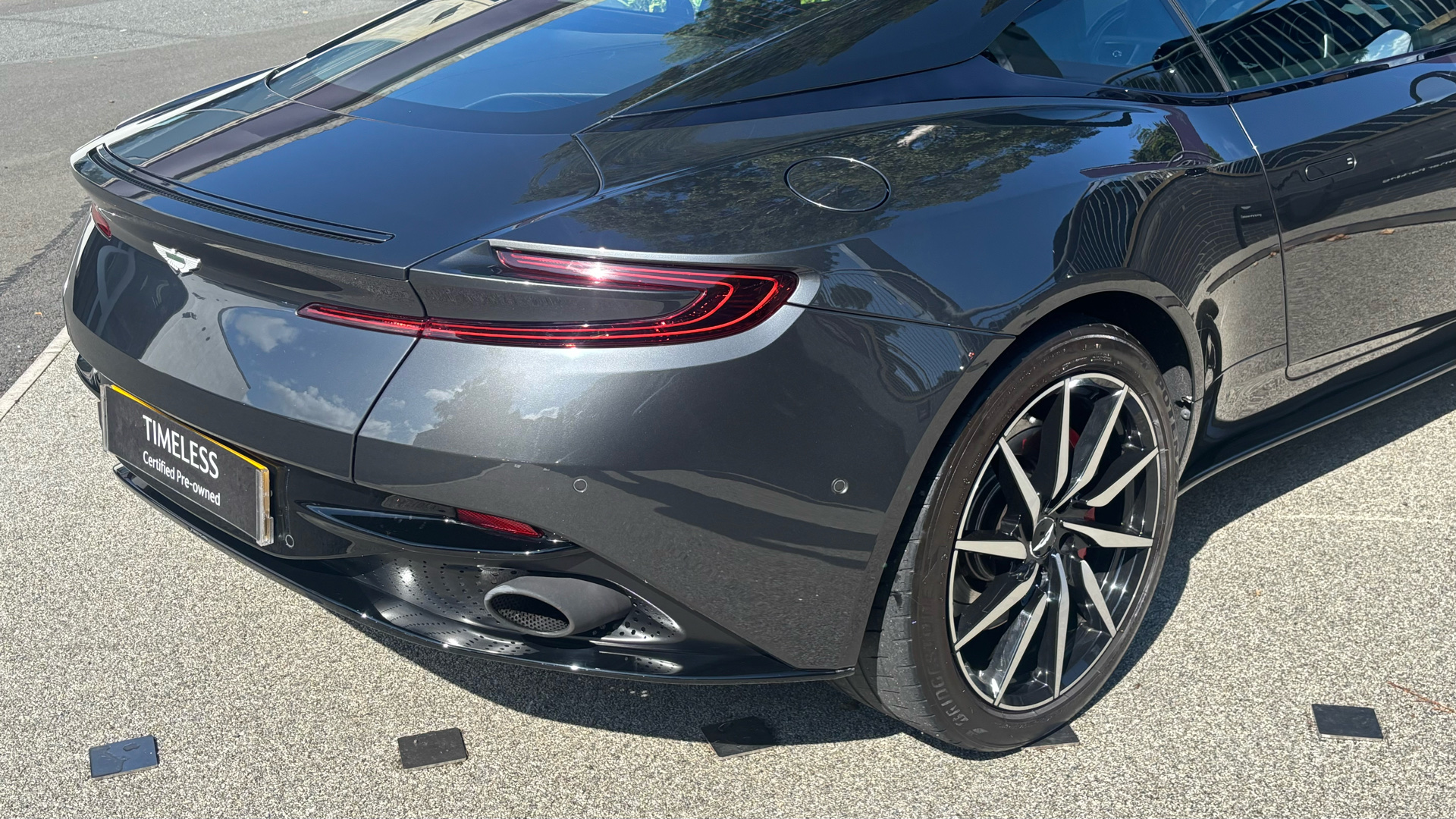 Aston Martin DB11