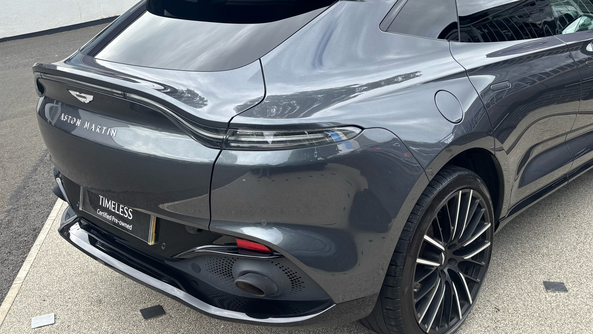 Aston Martin DBX