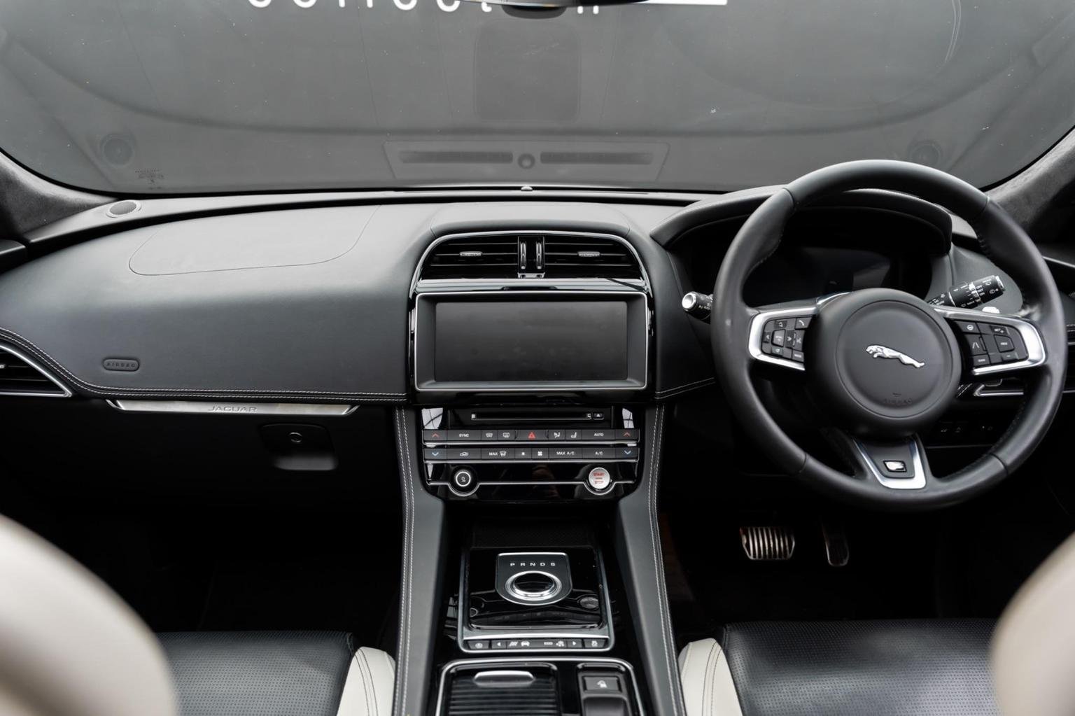 Jaguar F Pace