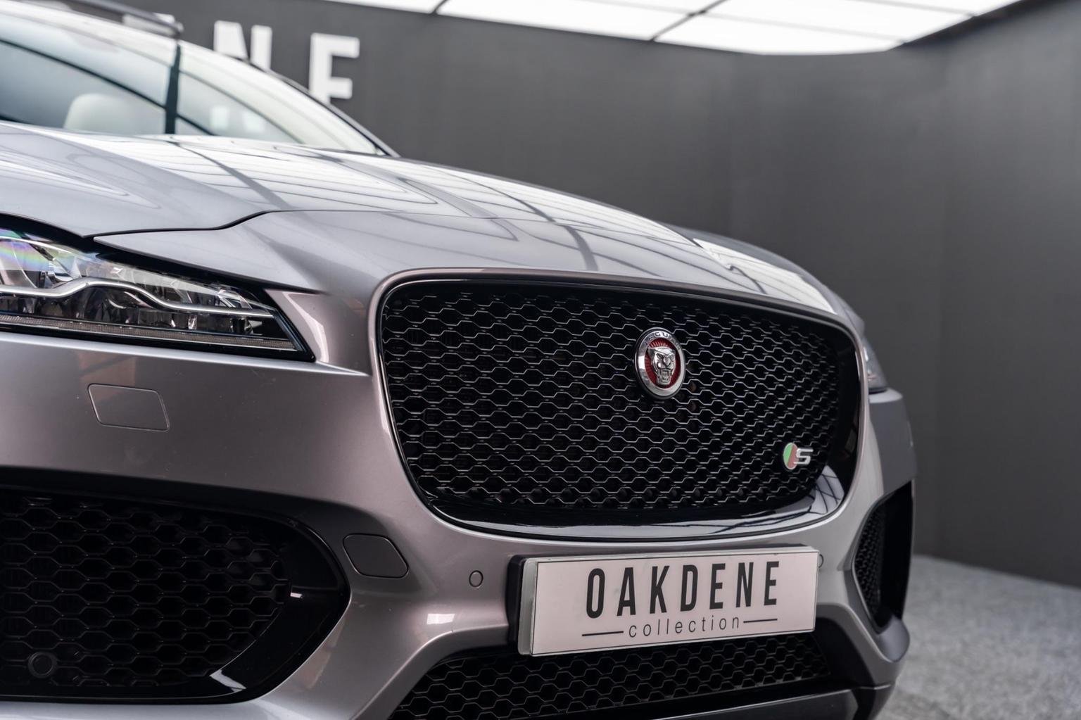 Jaguar F Pace