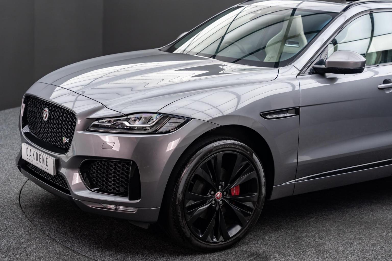 Jaguar F Pace