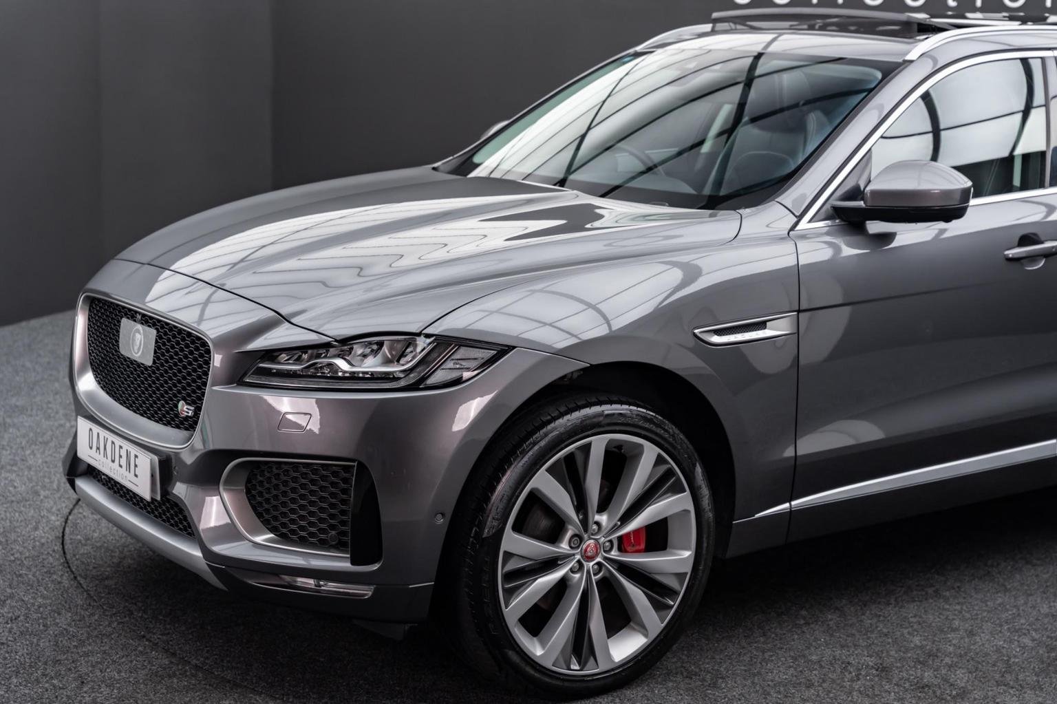 Jaguar F Pace
