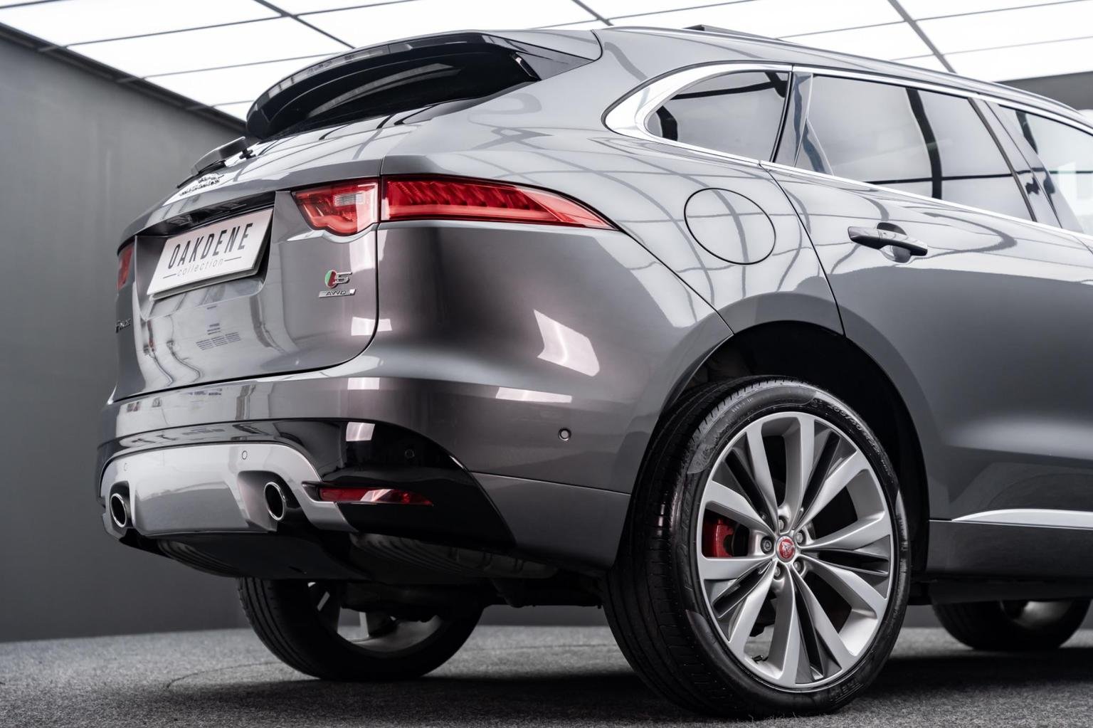 Jaguar F Pace