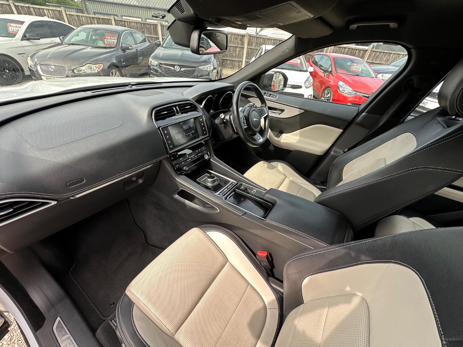 Jaguar F Pace