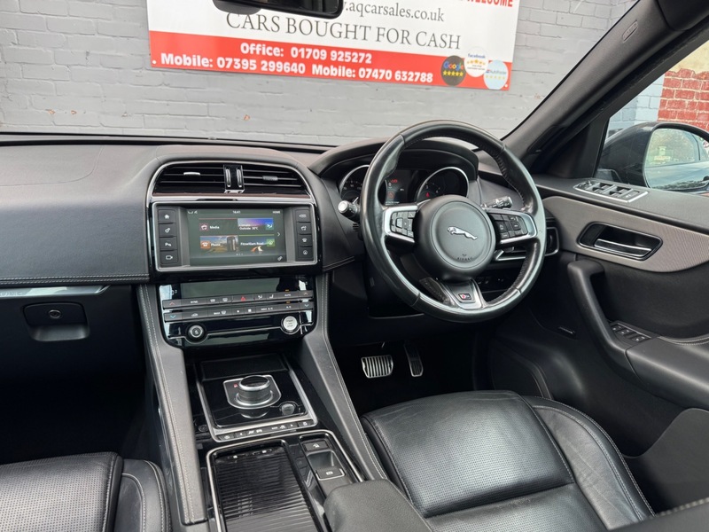 Jaguar F Pace