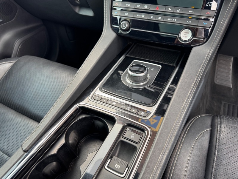 Jaguar F Pace