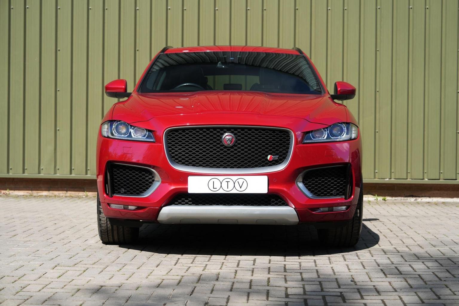 Jaguar F Pace
